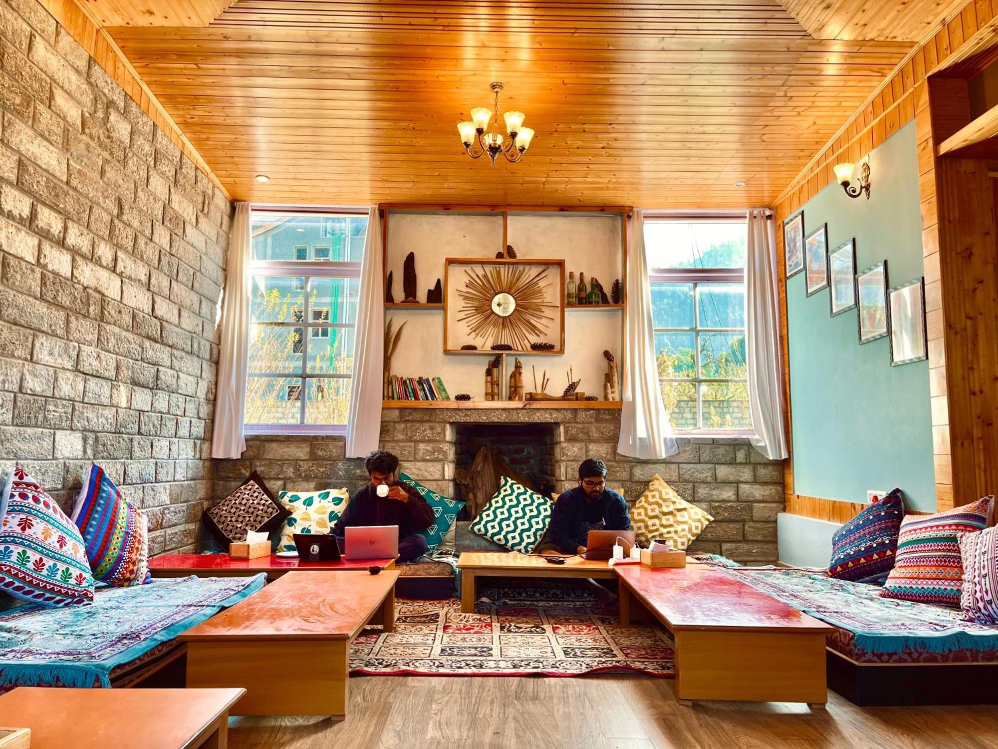 Fluestern Hostel And Cafe Nagar  Dış mekan fotoğraf