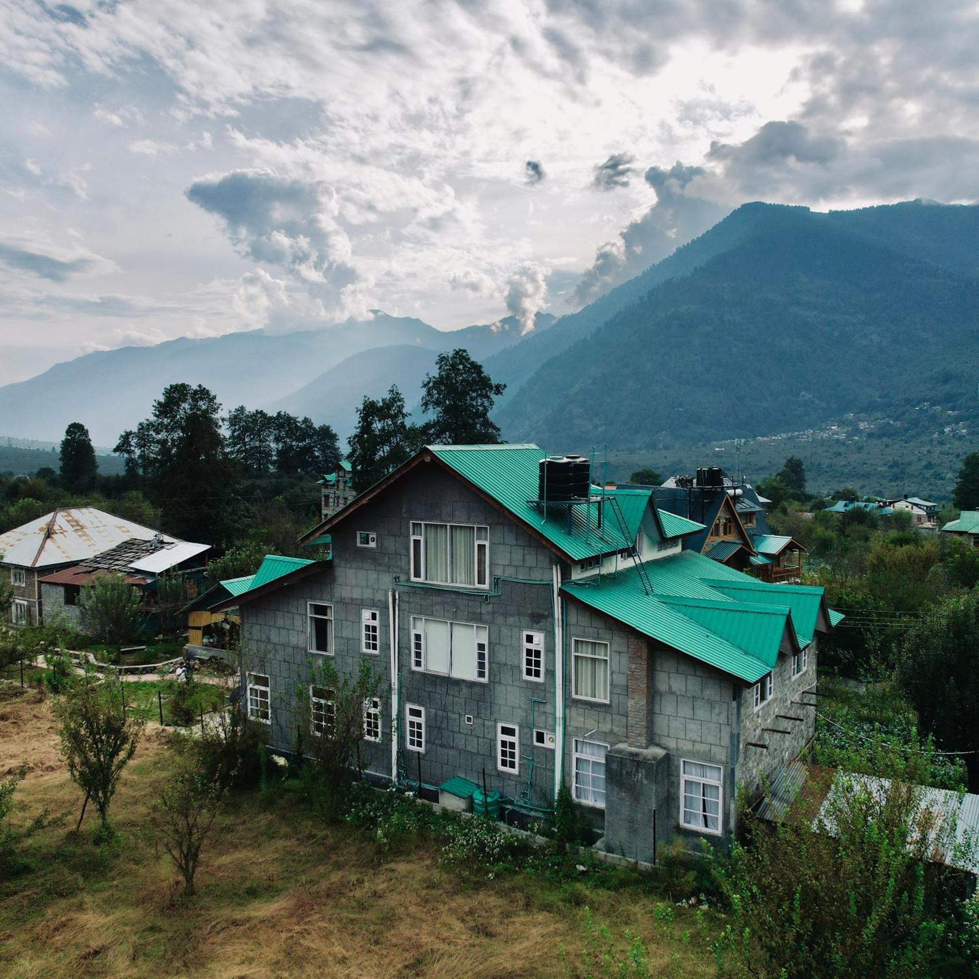 Fluestern Hostel And Cafe Nagar  Dış mekan fotoğraf