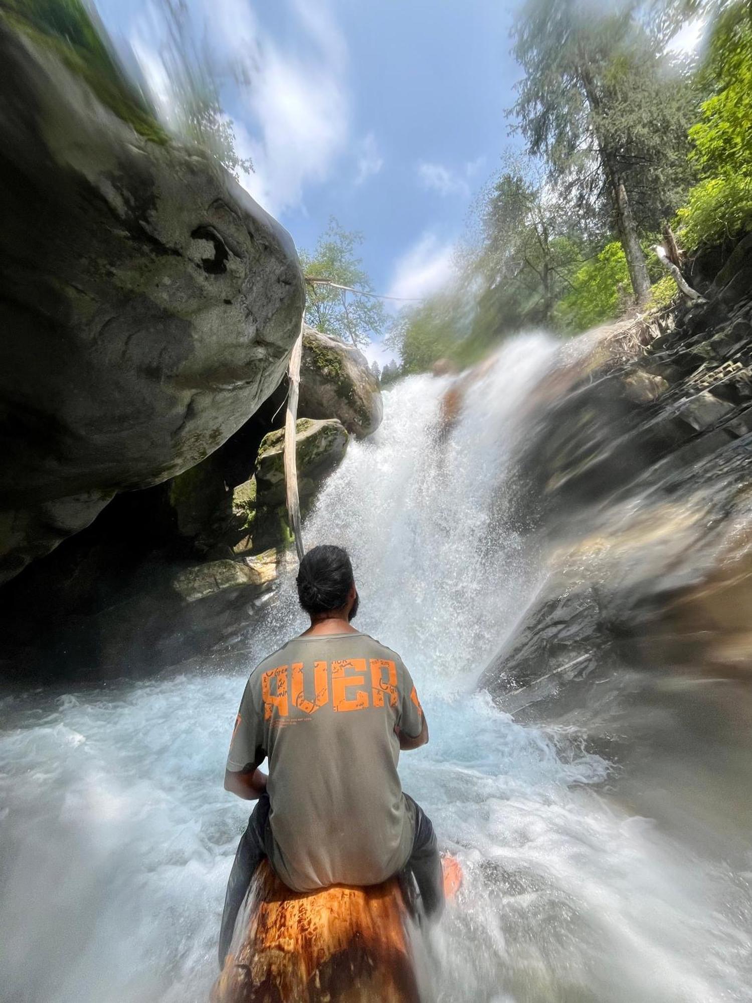 Fluestern Hostel And Cafe Nagar  Dış mekan fotoğraf