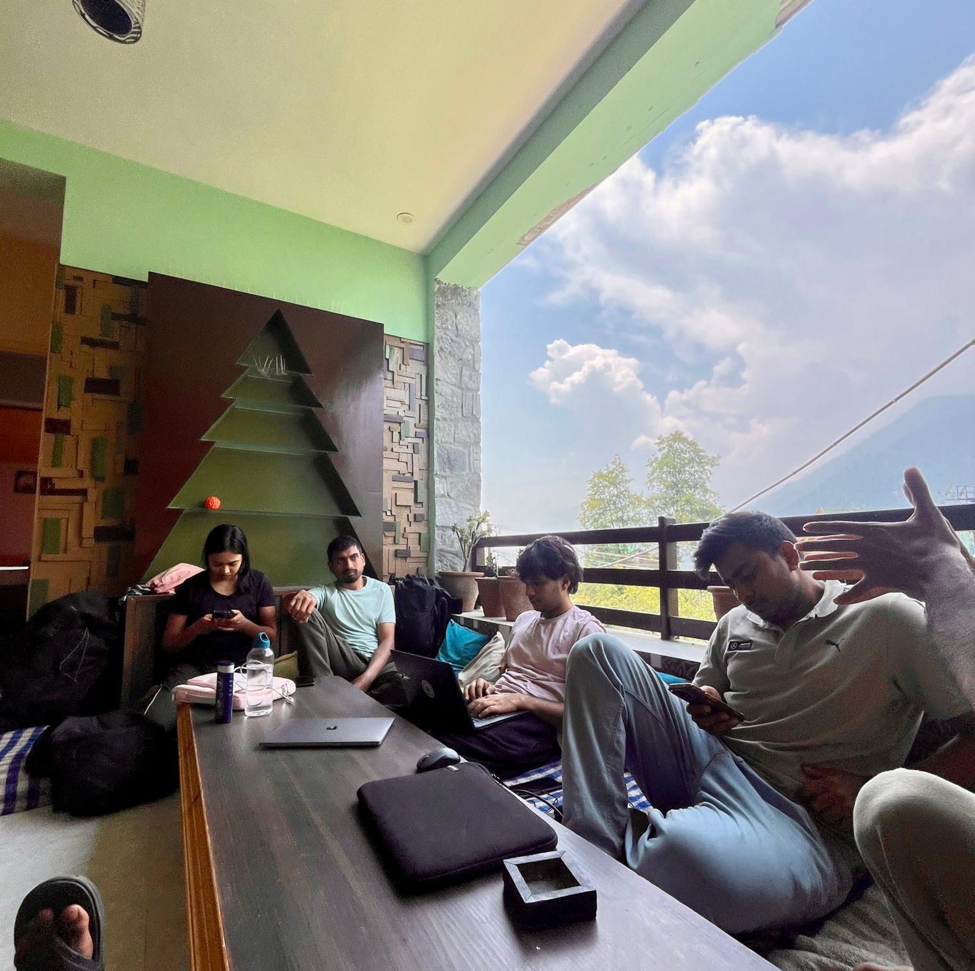 Fluestern Hostel And Cafe Nagar  Dış mekan fotoğraf