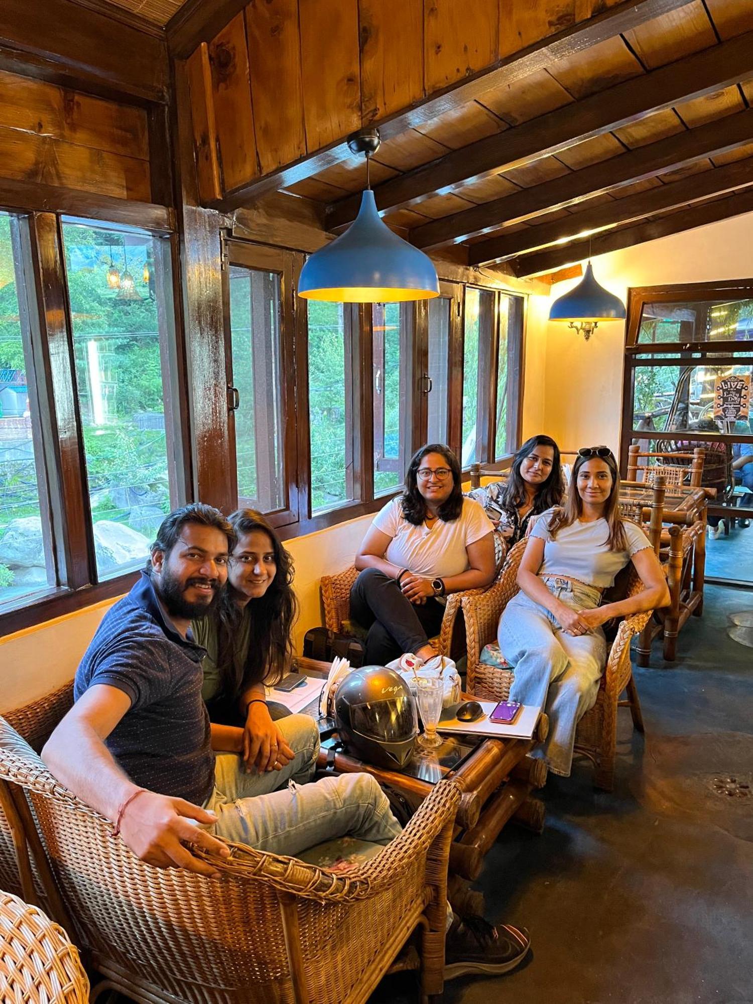 Fluestern Hostel And Cafe Nagar  Dış mekan fotoğraf