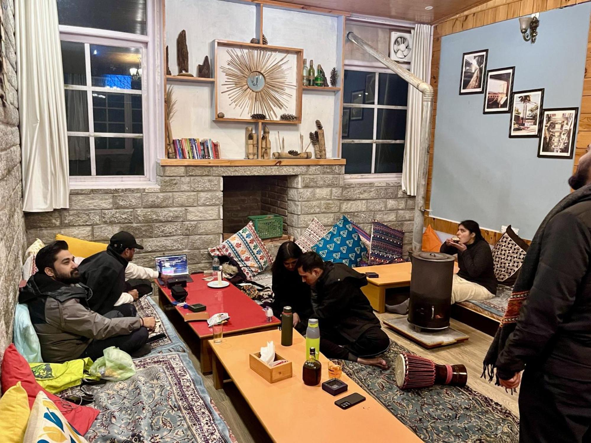 Fluestern Hostel And Cafe Nagar  Dış mekan fotoğraf
