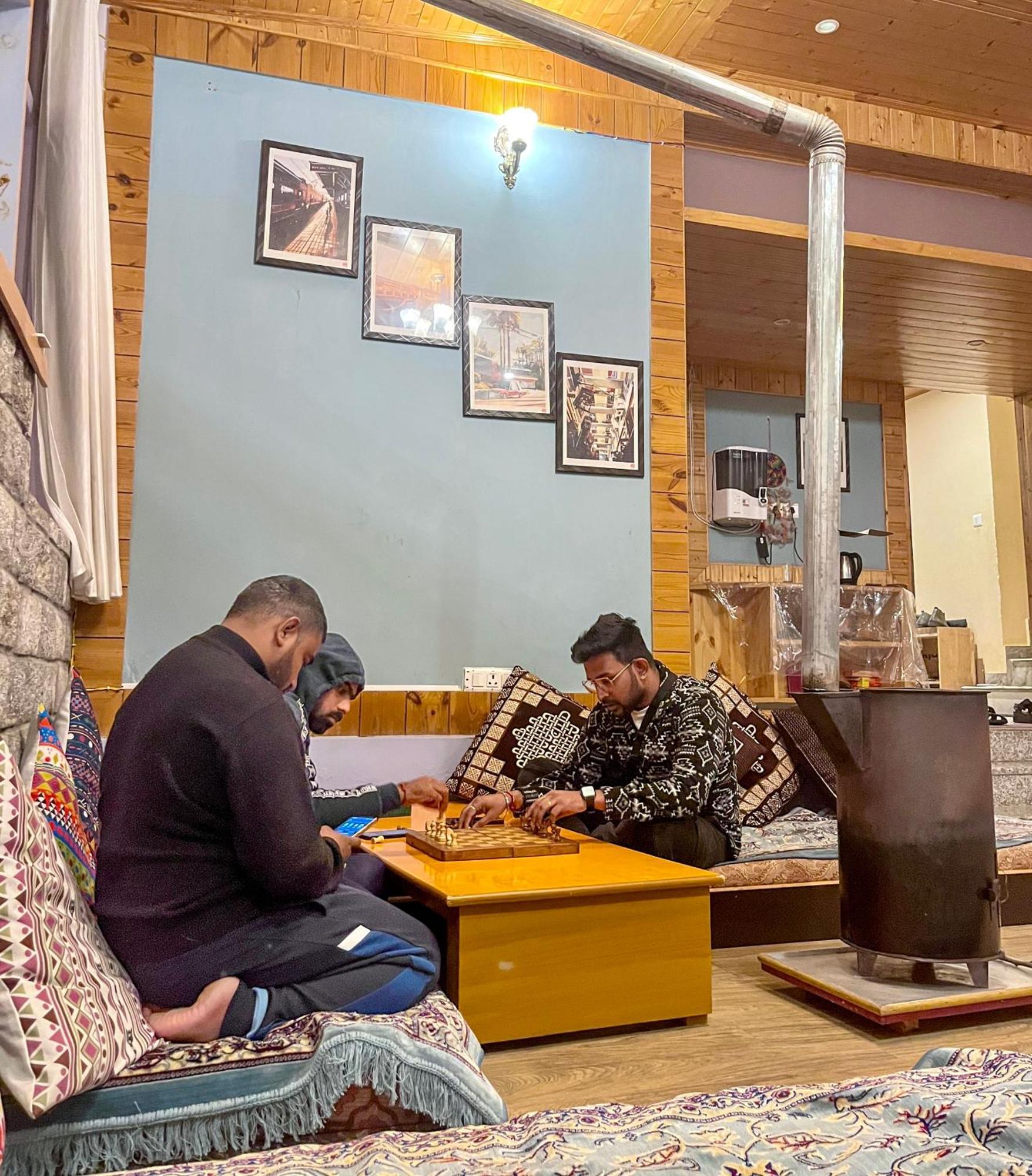 Fluestern Hostel And Cafe Nagar  Dış mekan fotoğraf