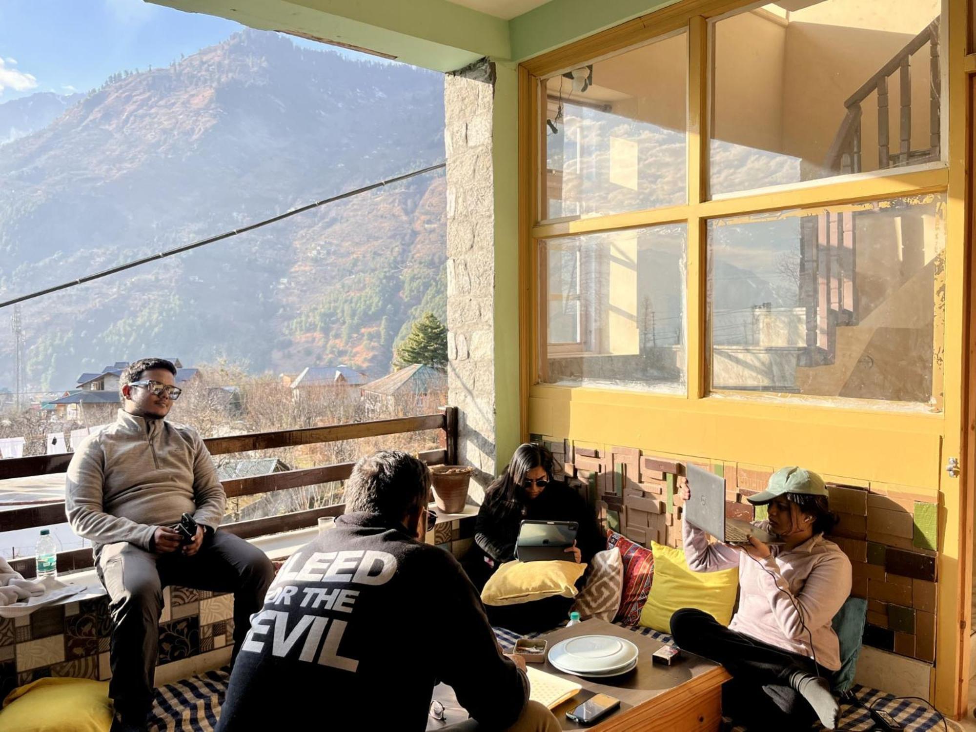 Fluestern Hostel And Cafe Nagar  Dış mekan fotoğraf