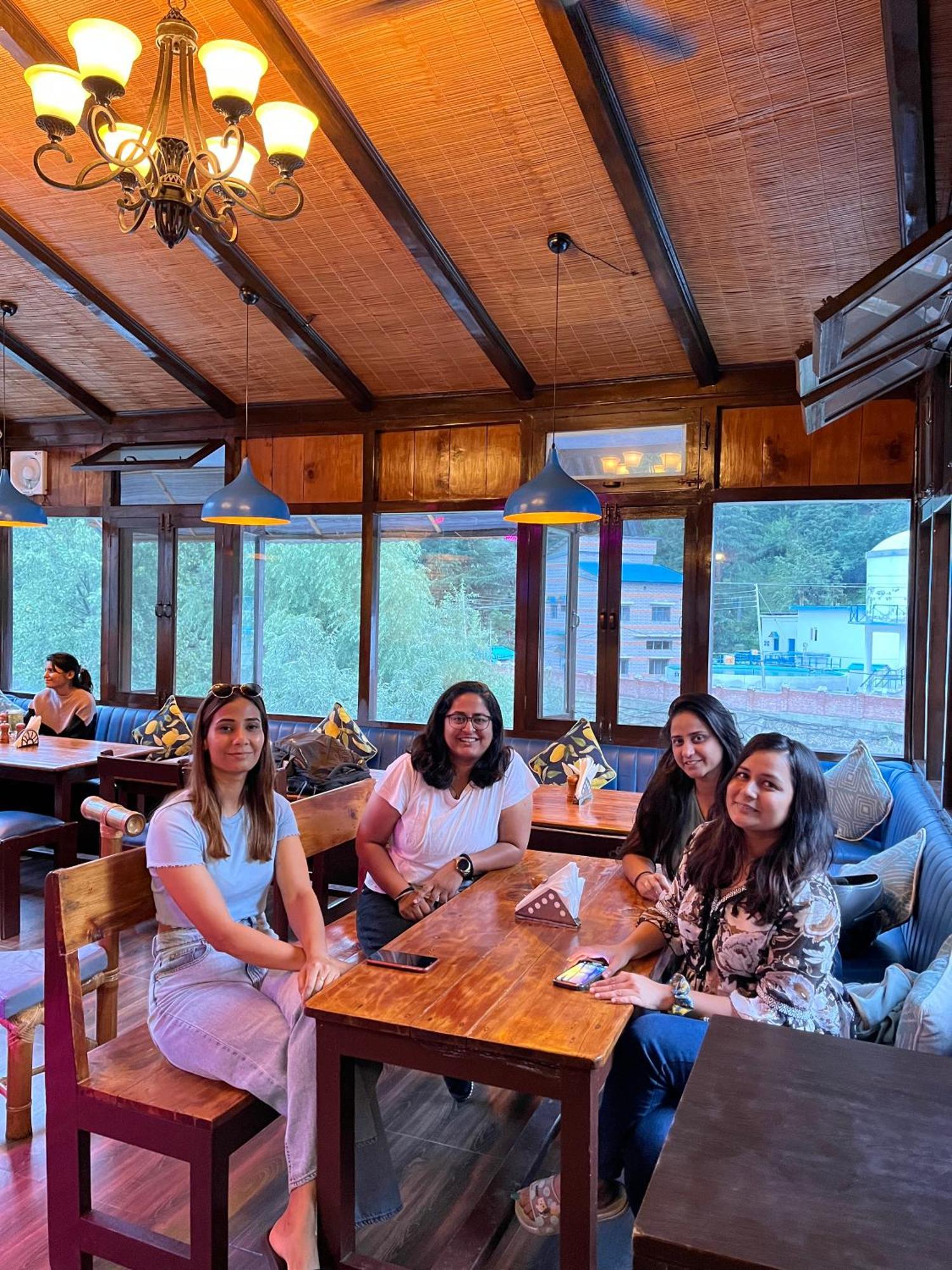Fluestern Hostel And Cafe Nagar  Dış mekan fotoğraf